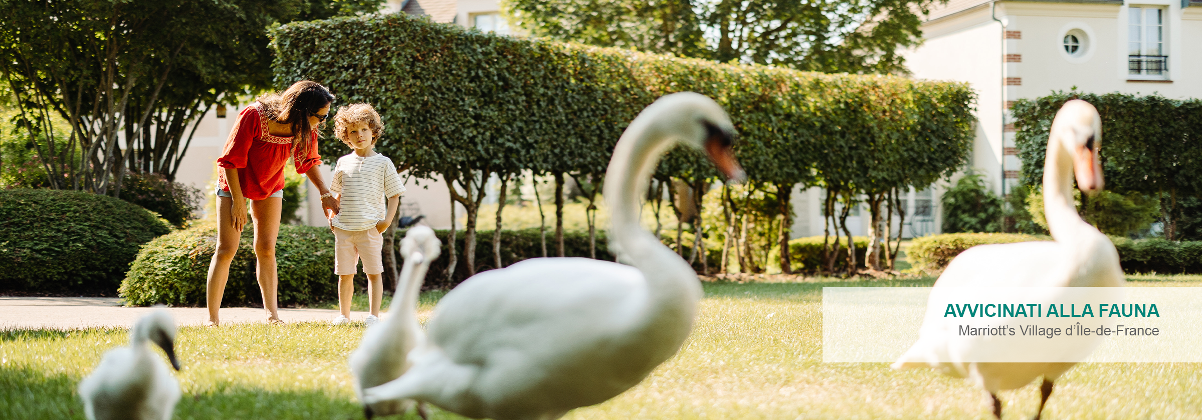  Una madre e sua figlia felici che giocano