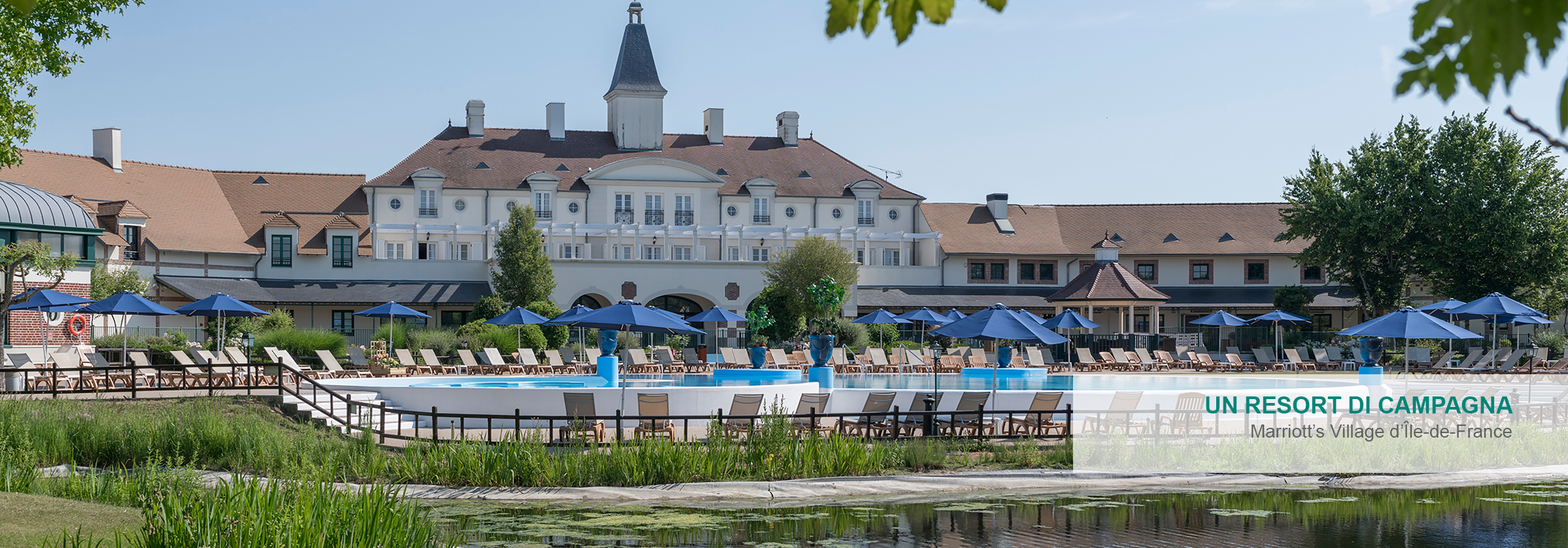 Affascinanti case a schiera in campagna vicino a un lago.